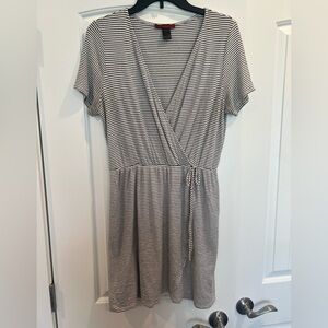 Chic Striped Black and White Midi Wrap Dress BKE RED Size Large Knit